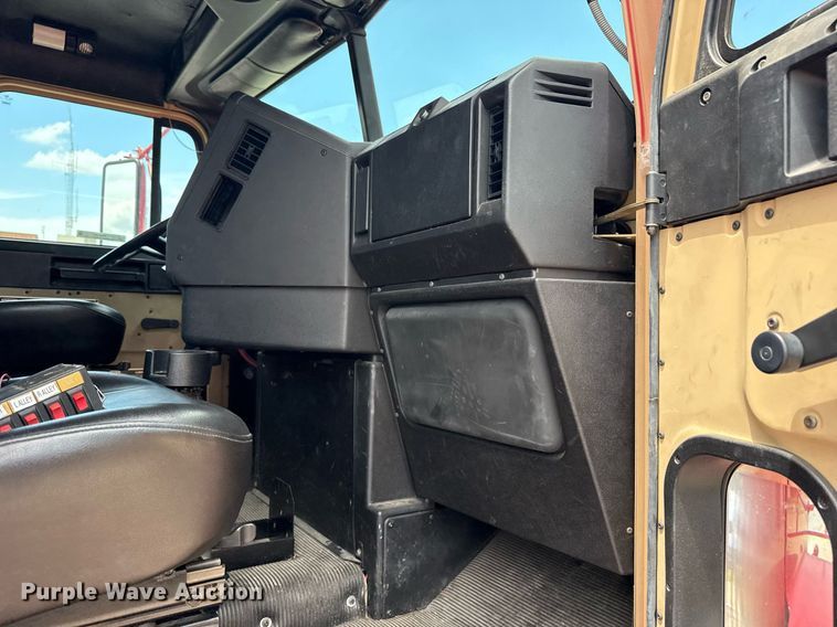 image for item EG8164 2007 Freightliner FLD120 semi truck