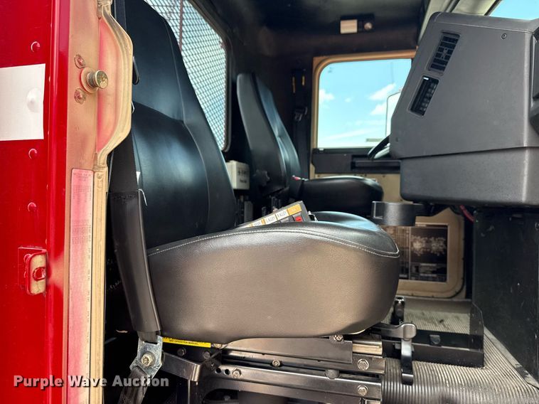 image for item EG8164 2007 Freightliner FLD120 semi truck