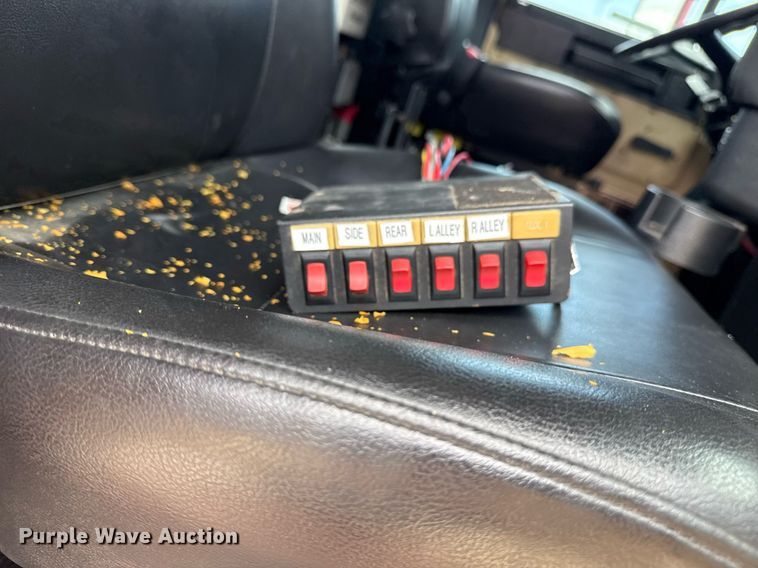 image for item EG8164 2007 Freightliner FLD120 semi truck