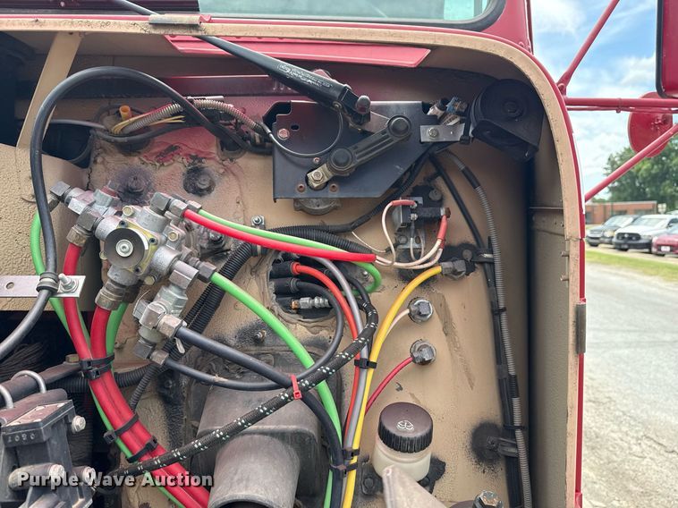 image for item EG8164 2007 Freightliner FLD120 semi truck