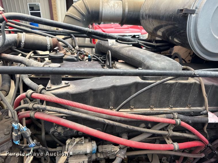 image for item EG8164 2007 Freightliner FLD120 semi truck