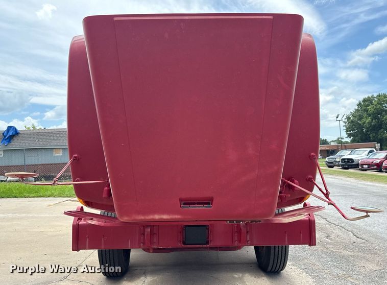 image for item EG8164 2007 Freightliner FLD120 semi truck