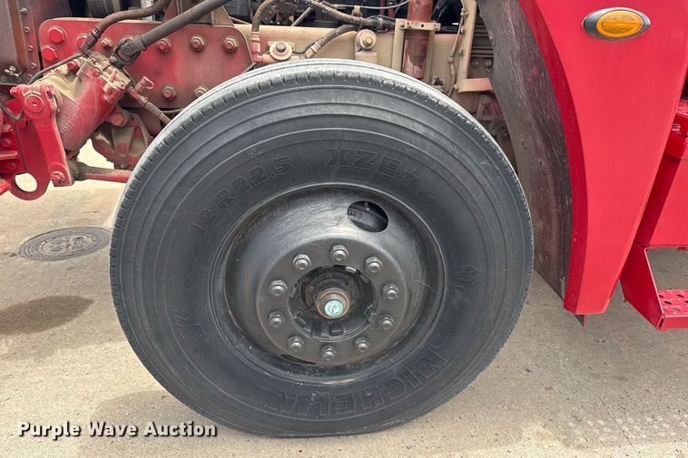 image for item EG8164 2007 Freightliner FLD120 semi truck