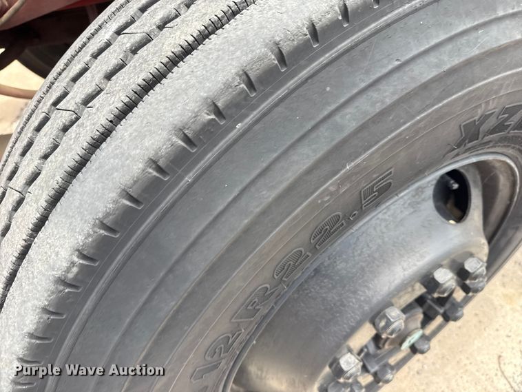 image for item EG8164 2007 Freightliner FLD120 semi truck