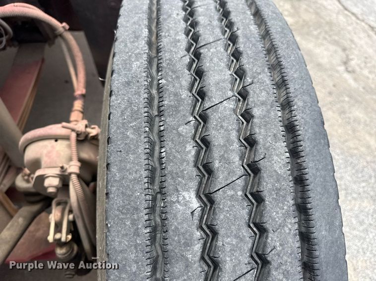 image for item EG8164 2007 Freightliner FLD120 semi truck