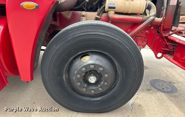 image for item EG8164 2007 Freightliner FLD120 semi truck