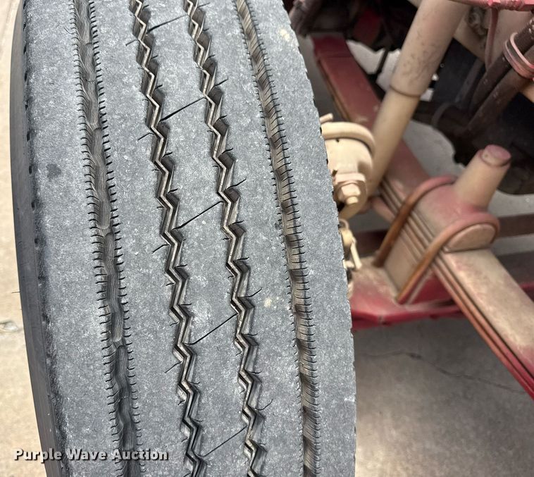 image for item EG8164 2007 Freightliner FLD120 semi truck