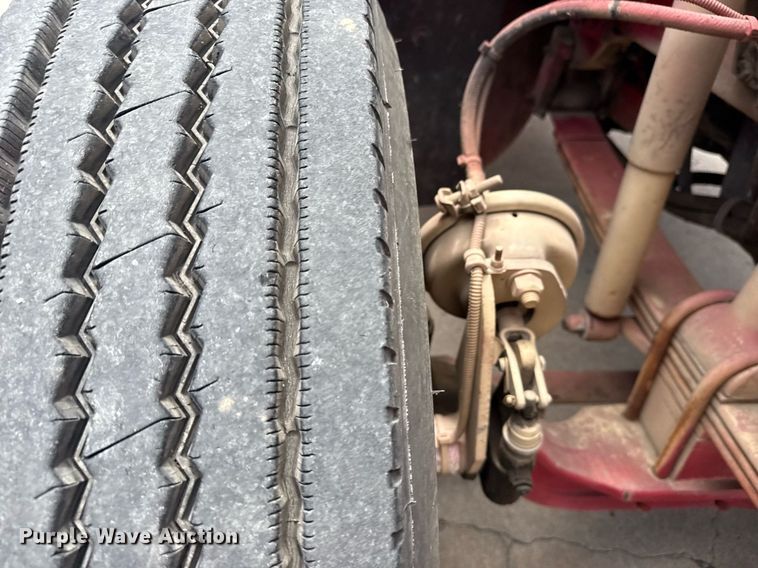 image for item EG8164 2007 Freightliner FLD120 semi truck