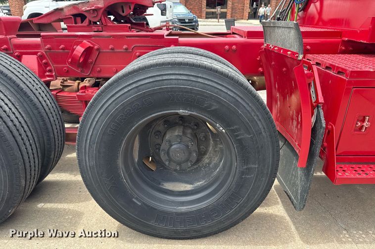 image for item EG8164 2007 Freightliner FLD120 semi truck