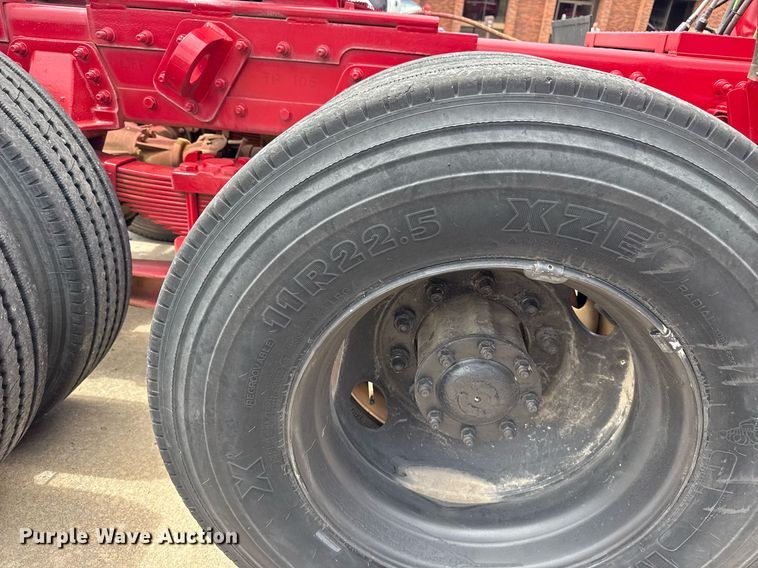 image for item EG8164 2007 Freightliner FLD120 semi truck