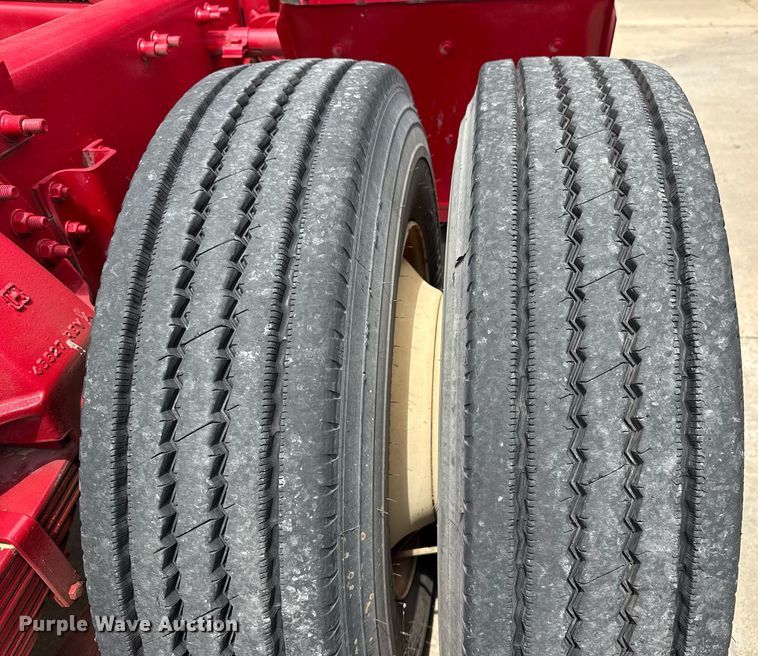 image for item EG8164 2007 Freightliner FLD120 semi truck