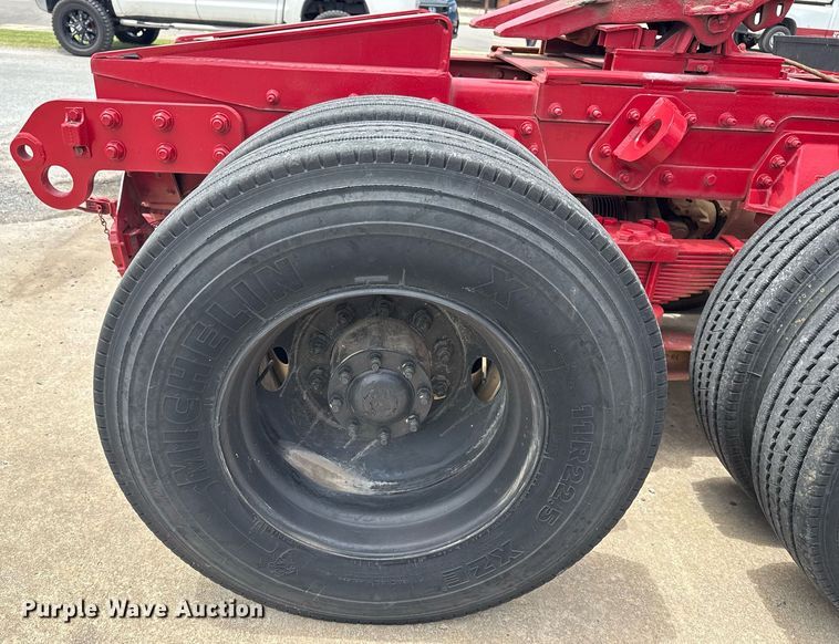 image for item EG8164 2007 Freightliner FLD120 semi truck