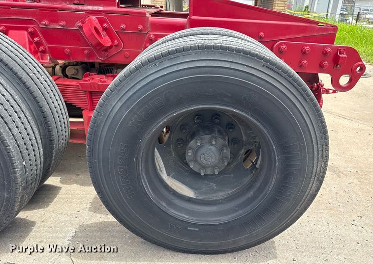 image for item EG8164 2007 Freightliner FLD120 semi truck