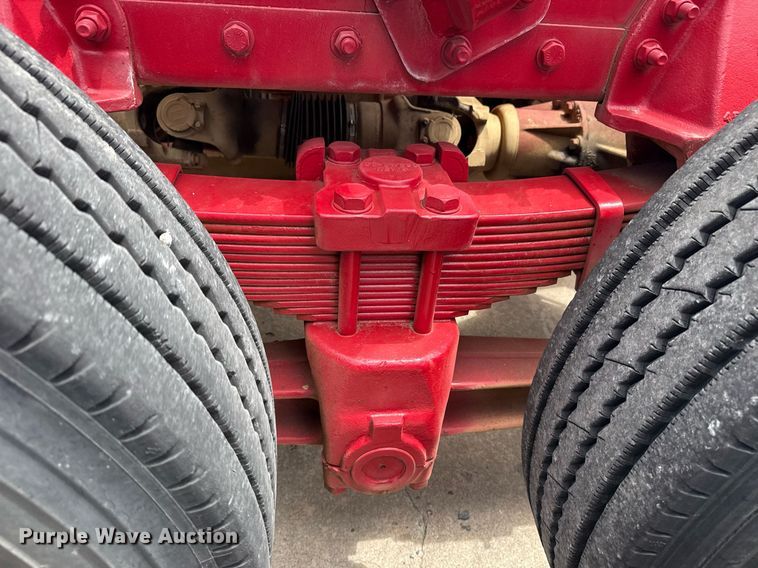 image for item EG8164 2007 Freightliner FLD120 semi truck