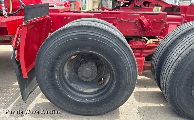 image for item EG8164 2007 Freightliner FLD120 semi truck