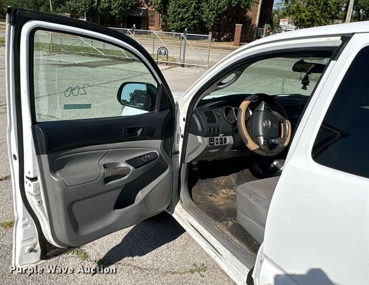 image for item EG8558 2015 Toyota Tacoma Access Cab pickup truck