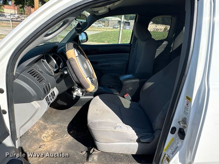 image for item EG8558 2015 Toyota Tacoma Access Cab pickup truck