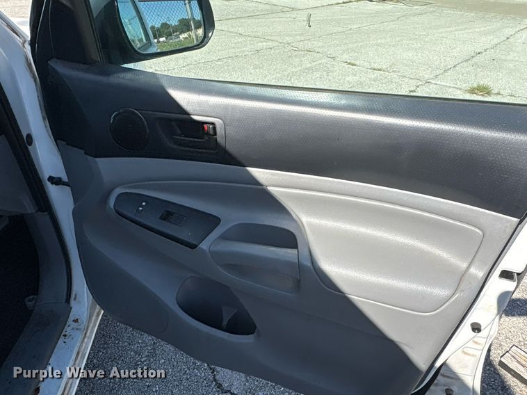 image for item EG8558 2015 Toyota Tacoma Access Cab pickup truck