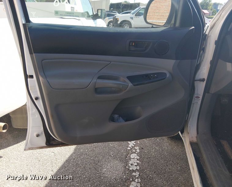 image for item EG8561 2013 Toyota Tacoma Access Cab pickup truck