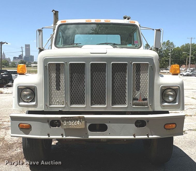 image for item EG8571 2002 International 2574 semi truck