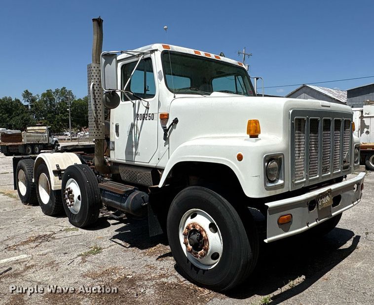 image for item EG8571 2002 International 2574 semi truck