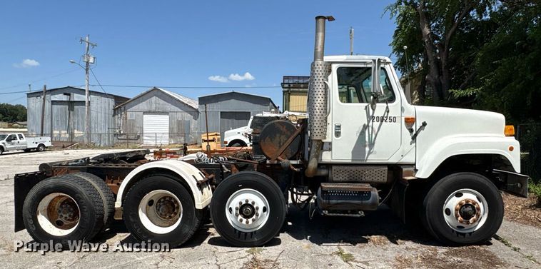 image for item EG8571 2002 International 2574 semi truck