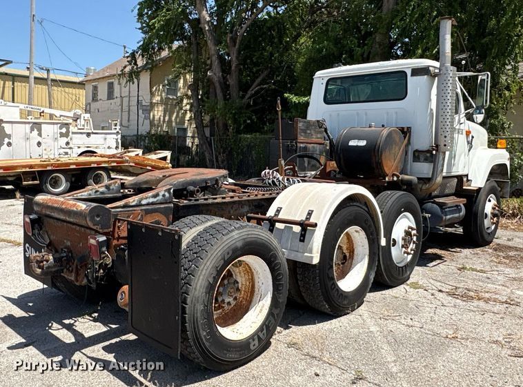 image for item EG8571 2002 International 2574 semi truck