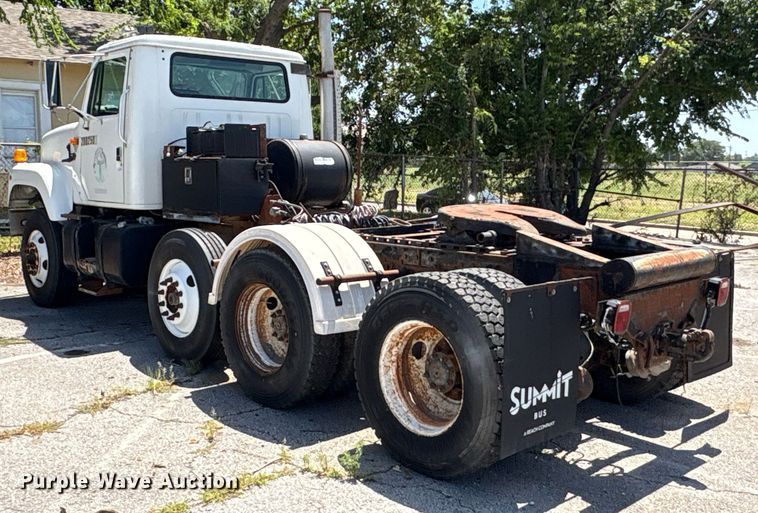 image for item EG8571 2002 International 2574 semi truck