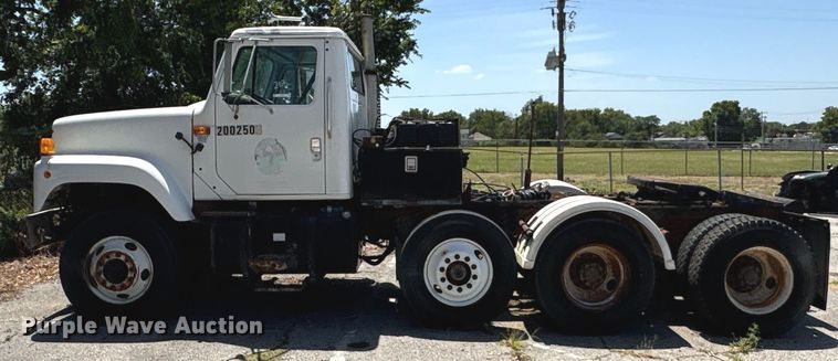 image for item EG8571 2002 International 2574 semi truck