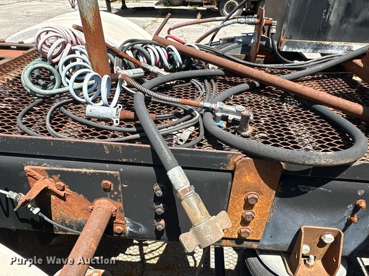 image for item EG8571 2002 International 2574 semi truck