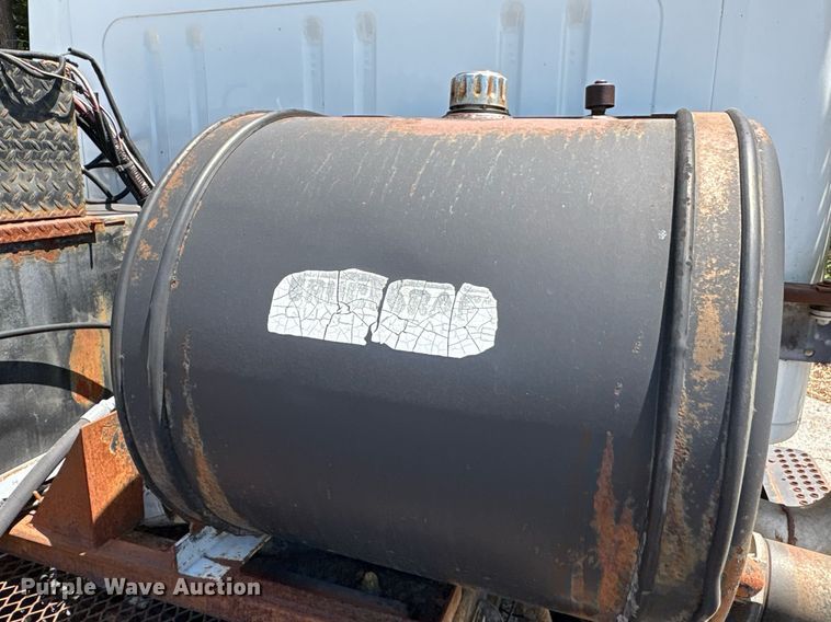 image for item EG8571 2002 International 2574 semi truck