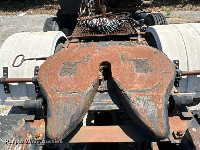 image for item EG8571 2002 International 2574 semi truck