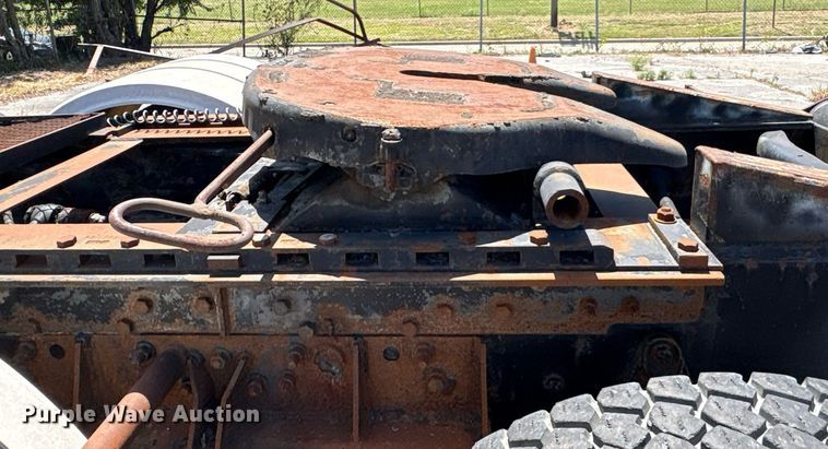 image for item EG8571 2002 International 2574 semi truck