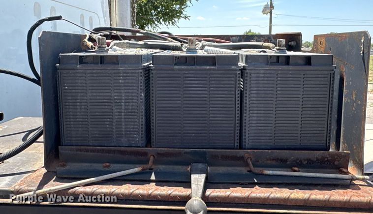 image for item EG8571 2002 International 2574 semi truck