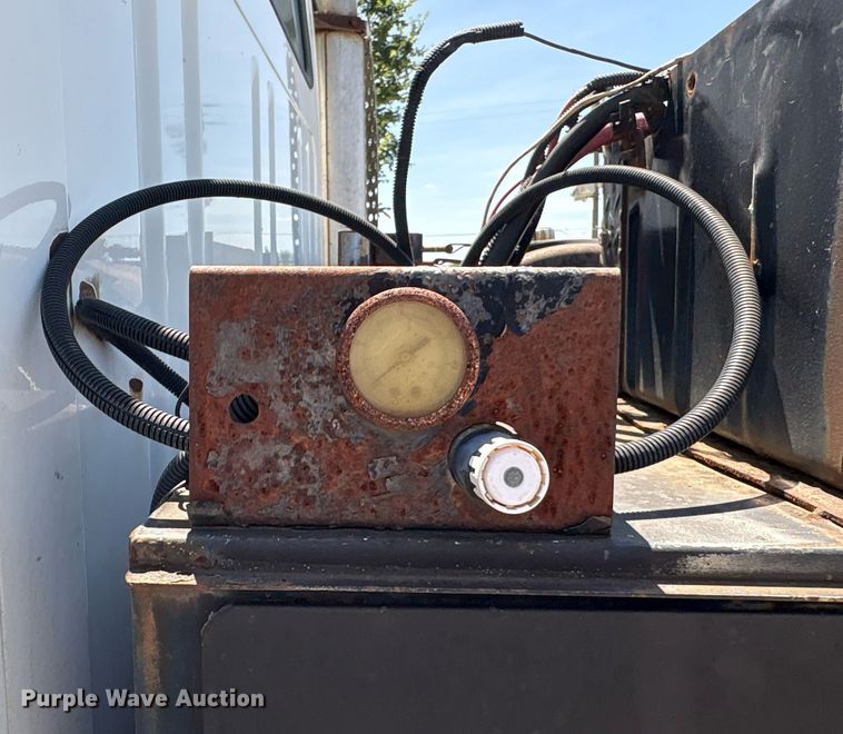 image for item EG8571 2002 International 2574 semi truck