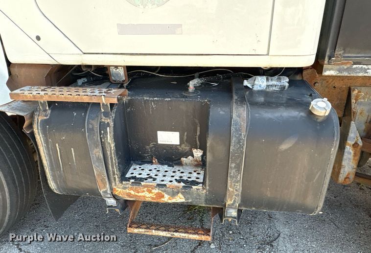 image for item EG8571 2002 International 2574 semi truck