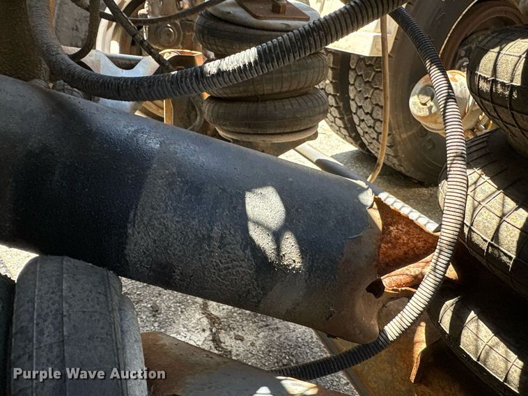 image for item EG8571 2002 International 2574 semi truck