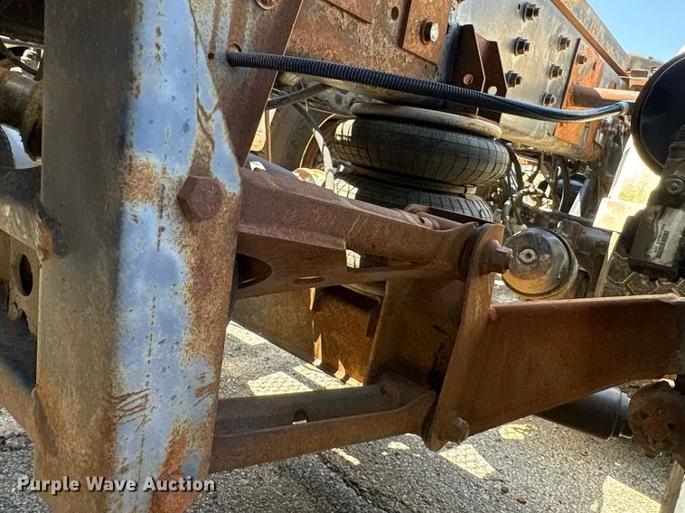 image for item EG8571 2002 International 2574 semi truck