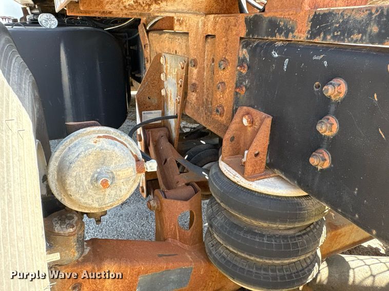 image for item EG8571 2002 International 2574 semi truck