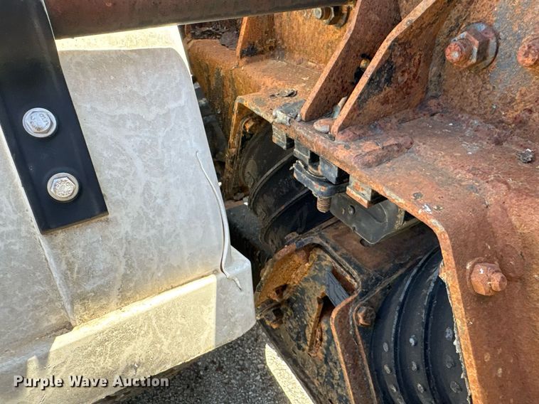 image for item EG8571 2002 International 2574 semi truck