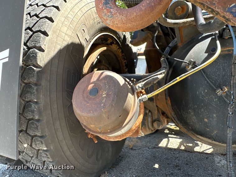 image for item EG8571 2002 International 2574 semi truck