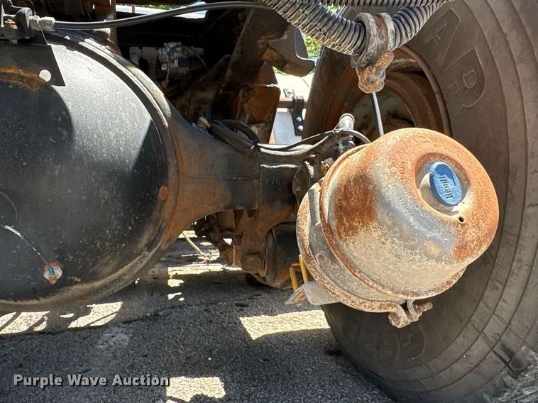 image for item EG8571 2002 International 2574 semi truck