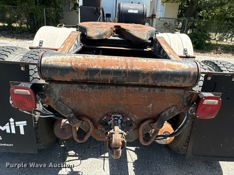 image for item EG8571 2002 International 2574 semi truck