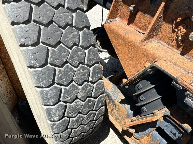 image for item EG8571 2002 International 2574 semi truck