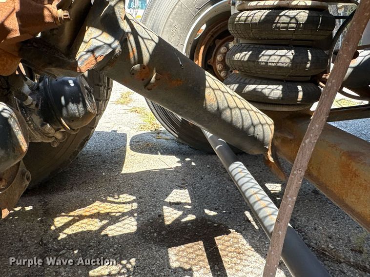 image for item EG8571 2002 International 2574 semi truck