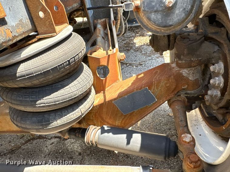 image for item EG8571 2002 International 2574 semi truck