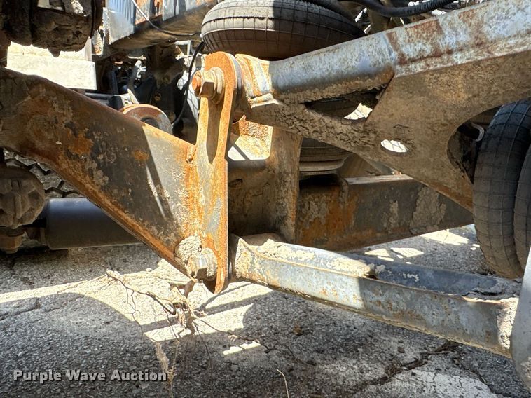 image for item EG8571 2002 International 2574 semi truck