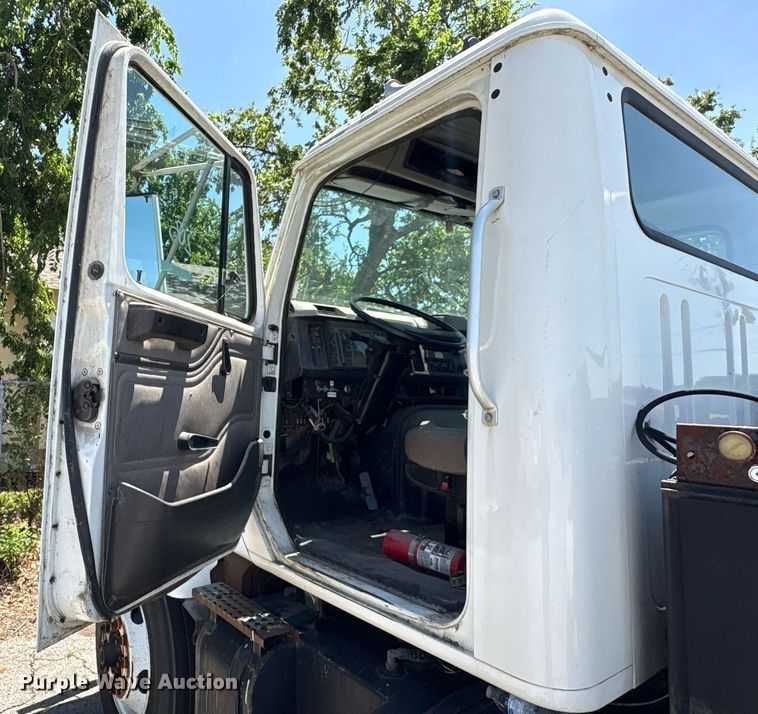 image for item EG8571 2002 International 2574 semi truck