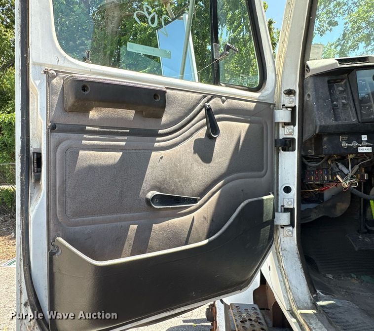 image for item EG8571 2002 International 2574 semi truck