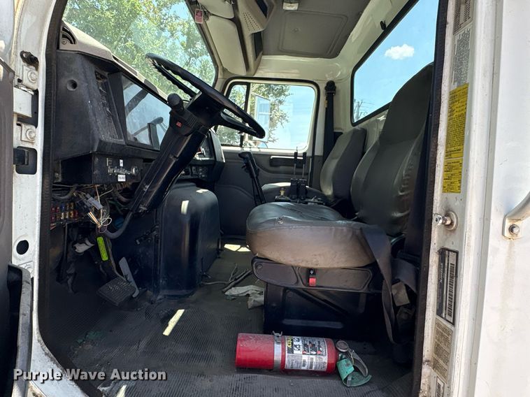 image for item EG8571 2002 International 2574 semi truck